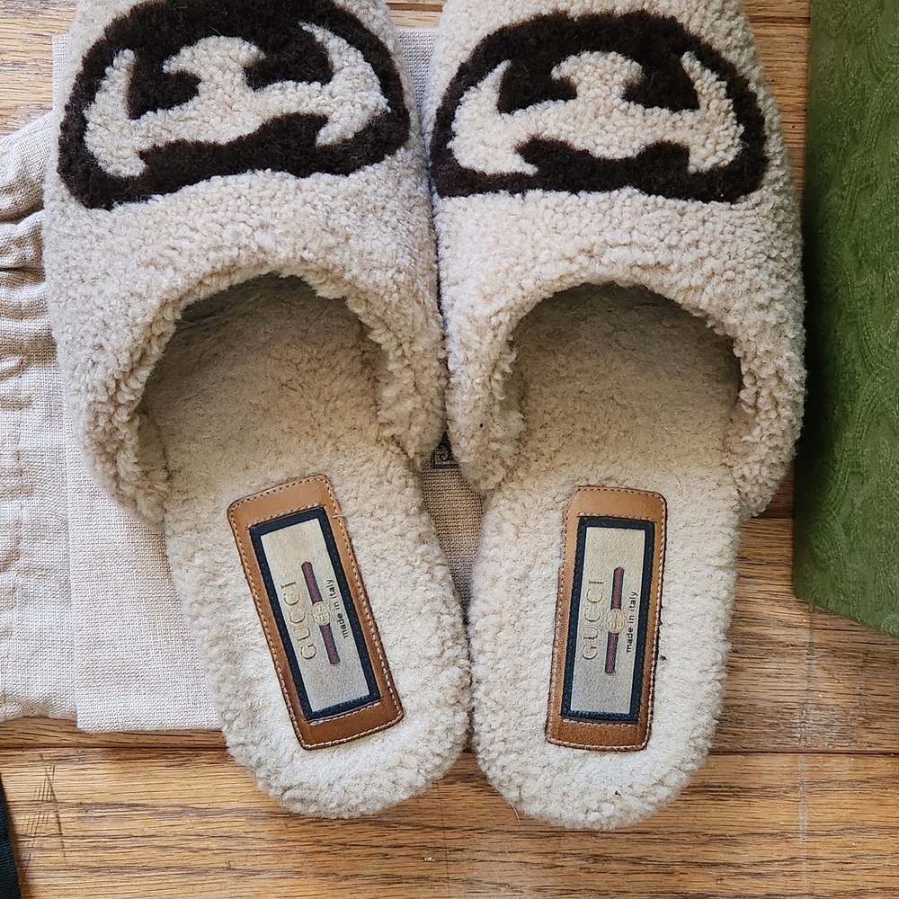 Gucci Shearling Logo Slippers in Cream and Dark Brown - Picture 6 of 8